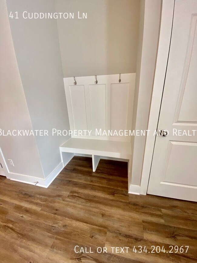 Building Photo - 3 Bedroom Townhome in English Commons! Clo...