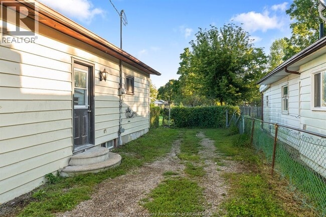 Building Photo - 202 Sandys St