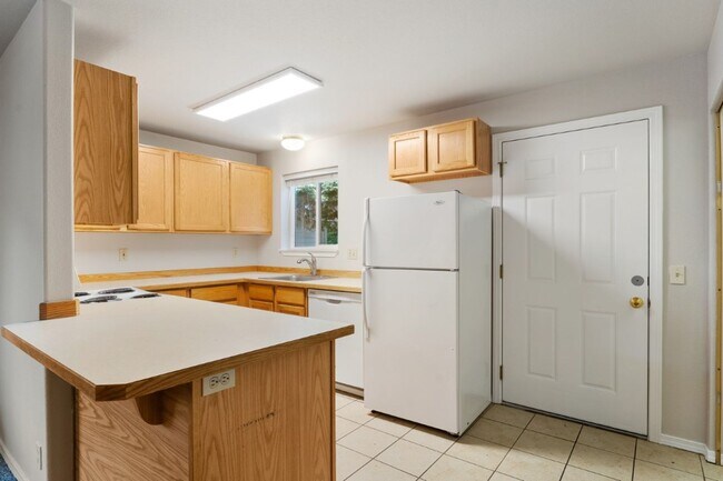 Building Photo - 443 NE Clay Ave