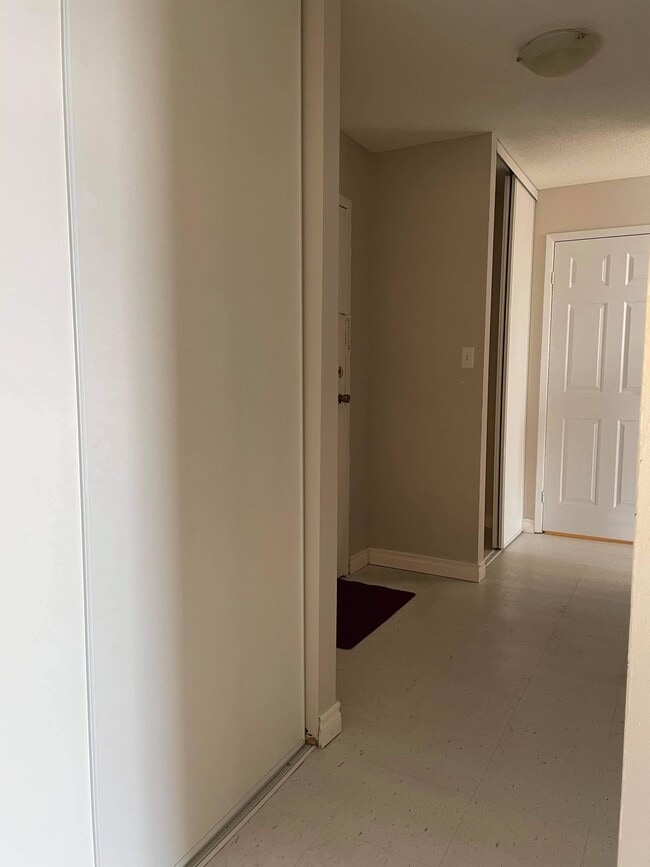 Building Photo - 64 Roehampton Av