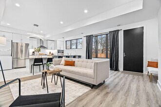 Building Photo - 585 Queens Ave