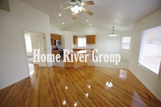 Building Photo - 1102 W Waltman Dr