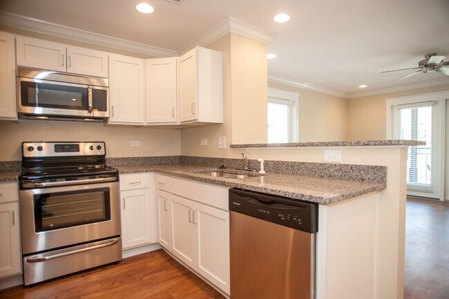 Building Photo - 3 Bedroom Townhouse at the Woodlands - END...
