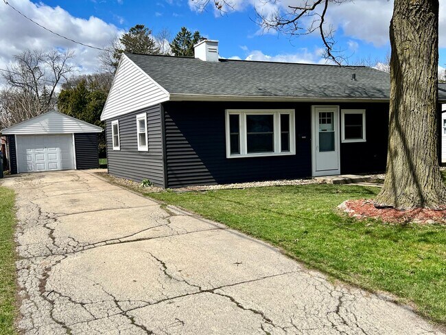 Foto del edificio - Newly Remodeled 3BR/1BA Home with Garage a...