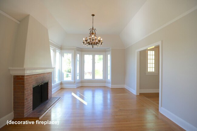 Building Photo - Miraloma Park: Spacious Single Family Home...