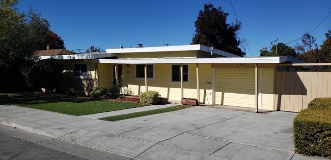 Foto del edificio - Excellent, Well Preserved and Restored 3 Bedroom Home - Available Soon!