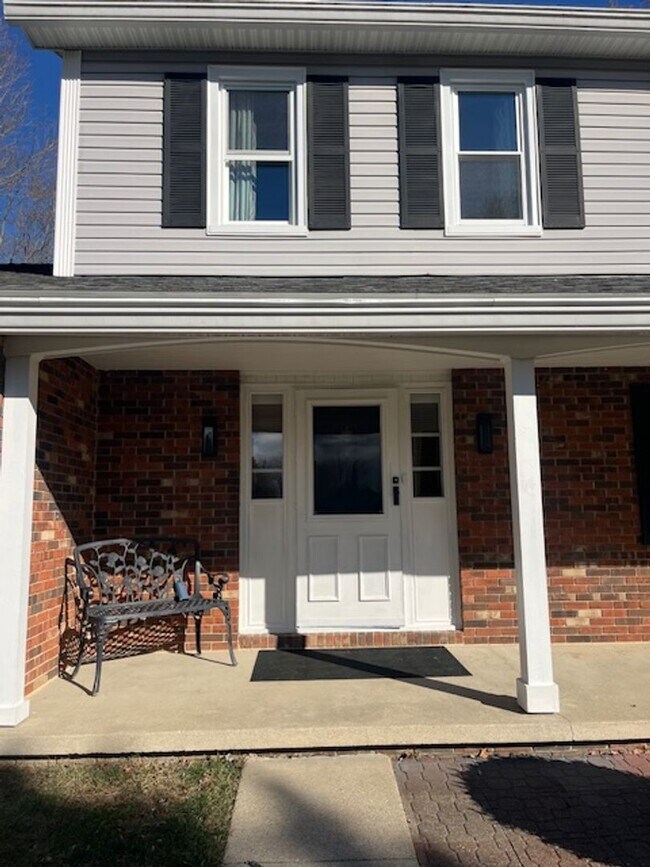 Foto del edificio - Spacious, Fully Updated Home with Walkout Basement on a Mature Lot