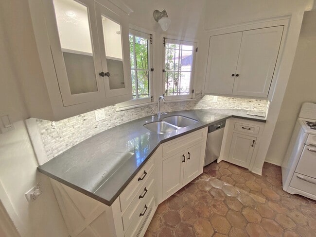 Building Photo - 1150 N Curson Ave