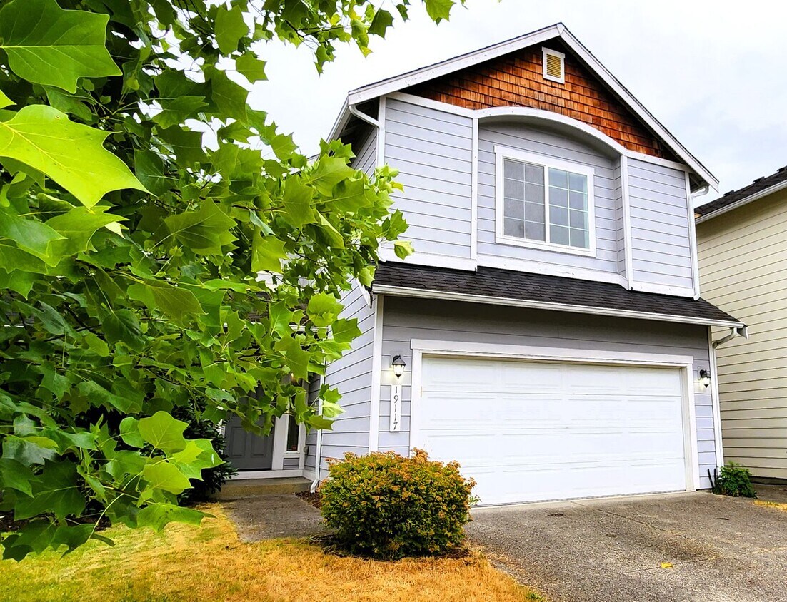 Foto principal - 3 bedroom 2.5 bathroom South Hill Charmer!