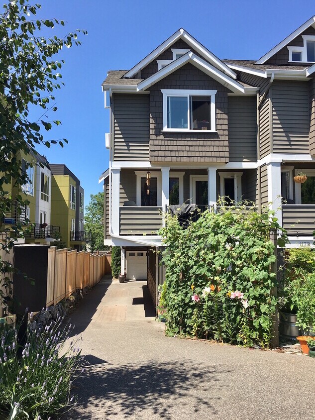 Primary Photo - 115 17th Ave