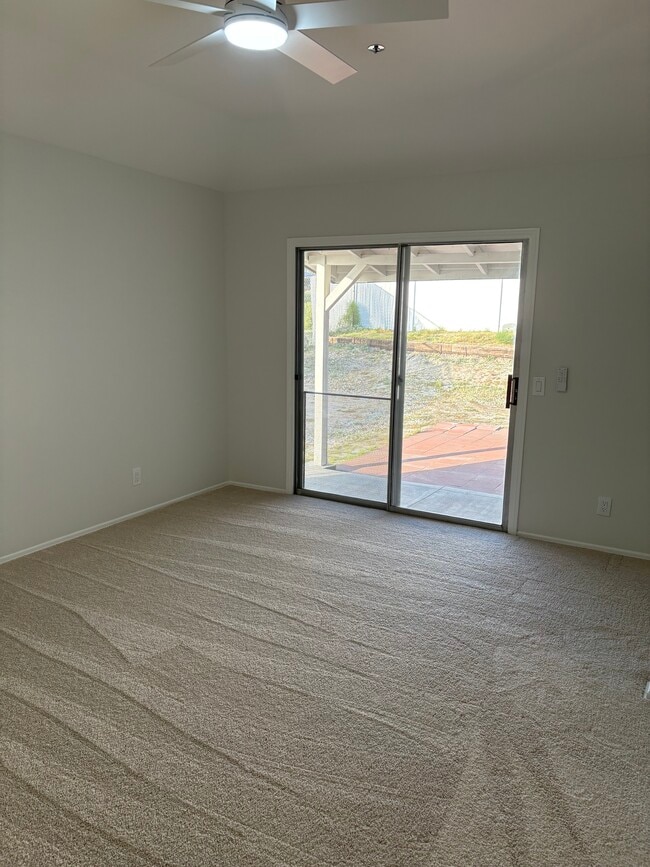 Amplio dormitorio principal con vistas desde la puerta corrediza. - 9765 Vista del Valle