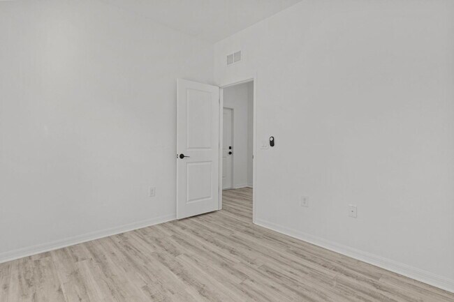 Building Photo - 550 Knapp St