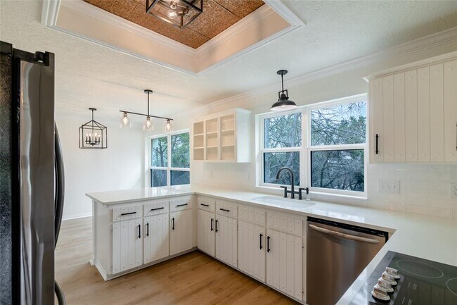 Building Photo - 1 Carriage House Ln