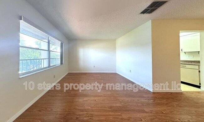 Foto del edificio - 2444 Enterprise Rd