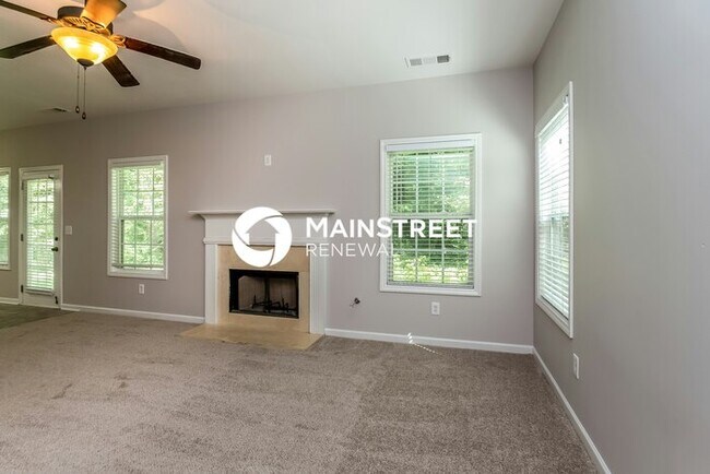 Foto del edificio - 4 Bedroom Pet-Friendly Home in Snellville, GA with Main Street Renewal