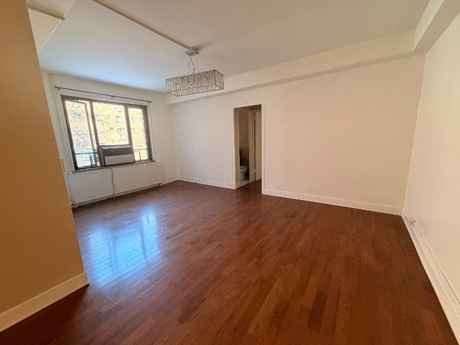 Photo - 1530 Metropolitan Ave Apartment