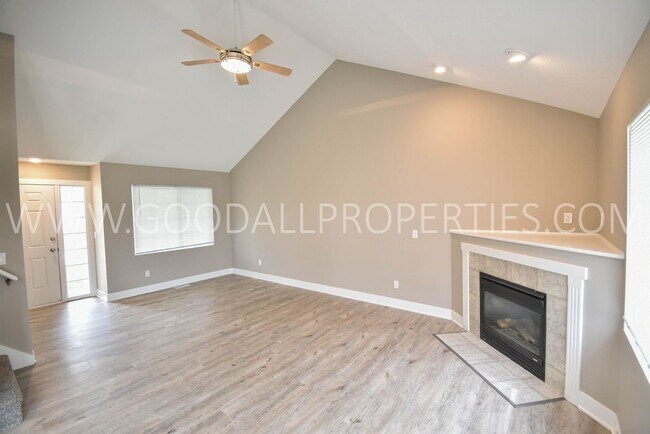 Foto del edificio - 3 BDRM 2.5 Bath finished basement fenced backyard in Ankeny