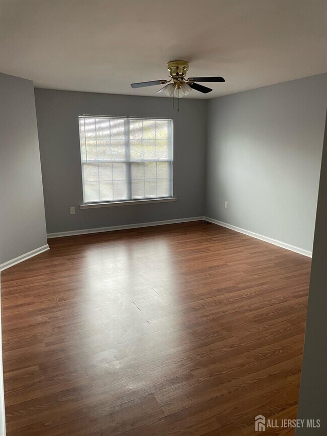 Building Photo - 301 Pinelli Dr