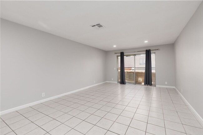 Building Photo - Modern 2 Bed, 2 Bath Condo Near UNLV – Prime Central Location!