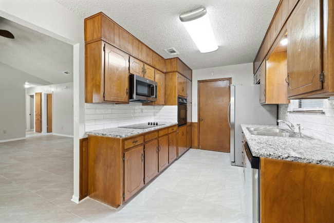 Building Photo - 2205 Lamplight Dr