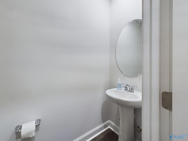 Building Photo - 219 Maureen Dr SW