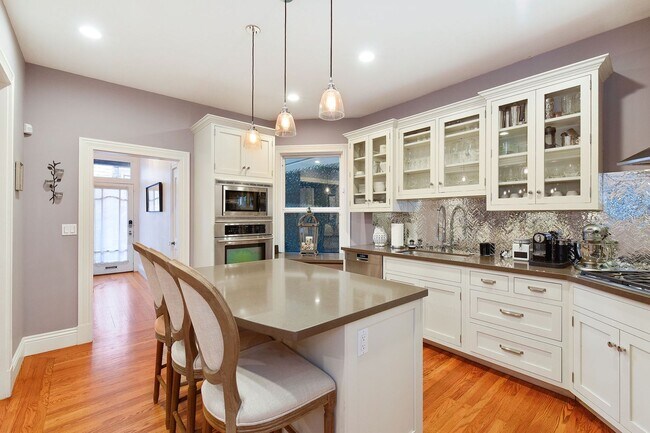 Building Photo - Castro: Fully Furnished Luxury Flat w/ Stu...