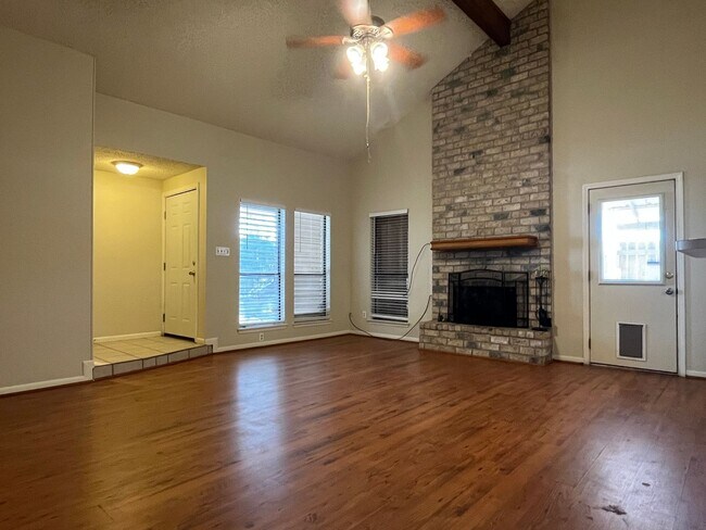 Building Photo - 2 BEDROOM 2 BATH SOUTH SIDE TOWNHOME