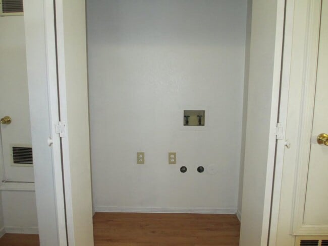 Building Photo - 1311 E San Antonio Ave