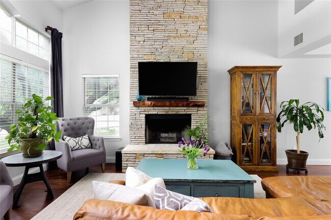 Foto del edificio - 301 Hurst Creek Rd