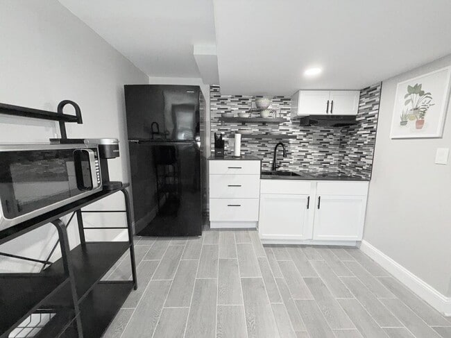 Building Photo - 1 S Rosedale St