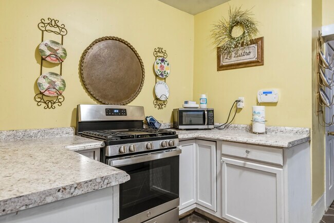 Building Photo - 412 Pinehill Dr