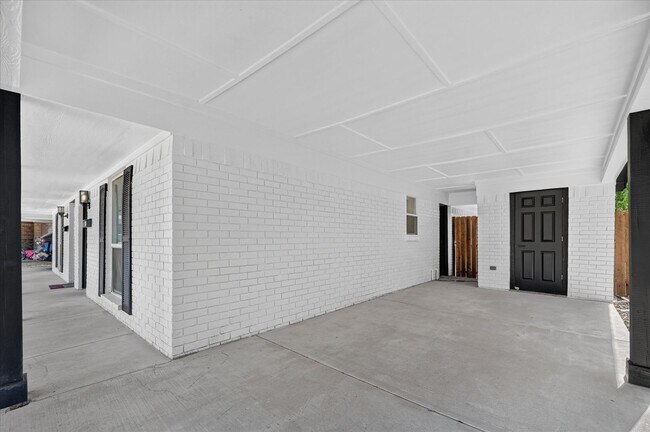 Building Photo - 620 Royal Crest Dr