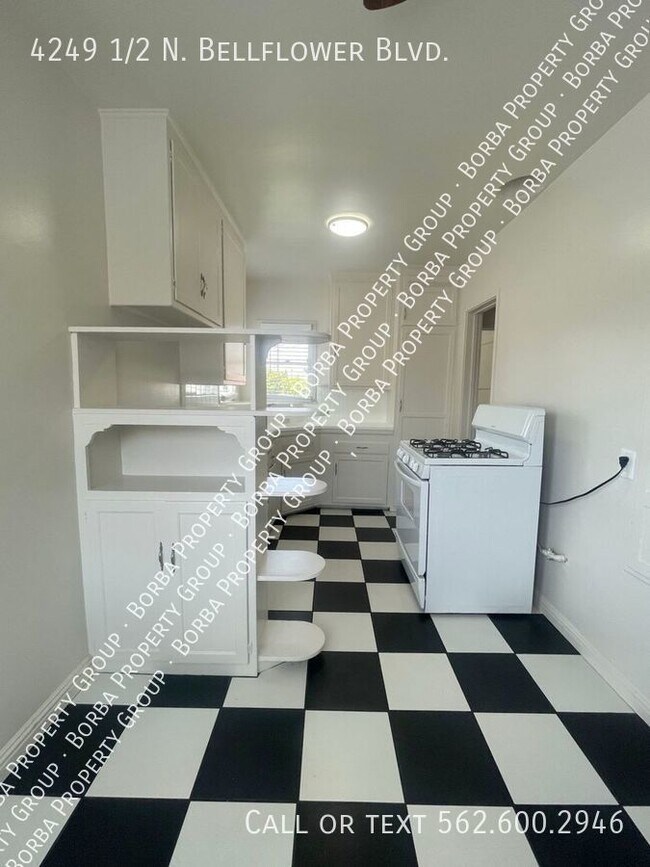 Building Photo - PET FRIENDLY UPSTAIRS 1 BEDROOM 1 BATHROOM...