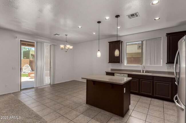 Foto del edificio - 4211 N 153rd Dr
