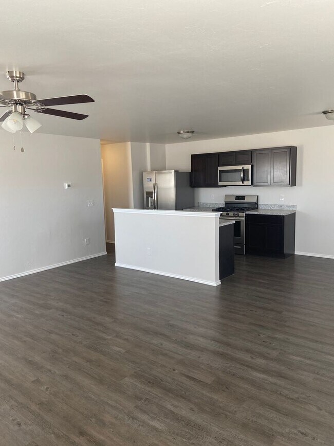 Foto del edificio - *SUMMER MOVE-IN SPECIAL!*  Four Bedroom | ...