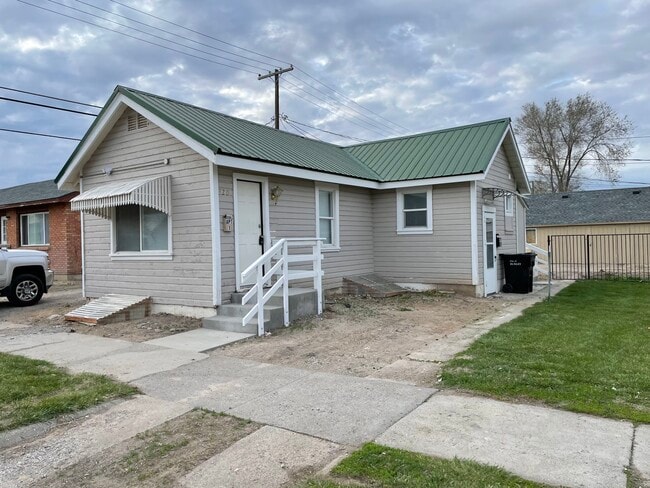 Building Photo - 320 E 15th St