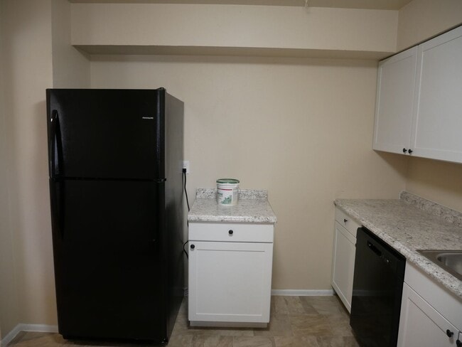 Building Photo - 3 Bedroom Tri Level Home Available Now!