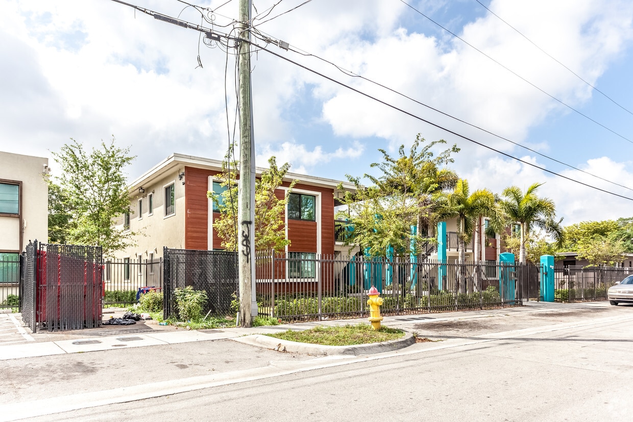 Building Photo - 2070 Lincoln Ave