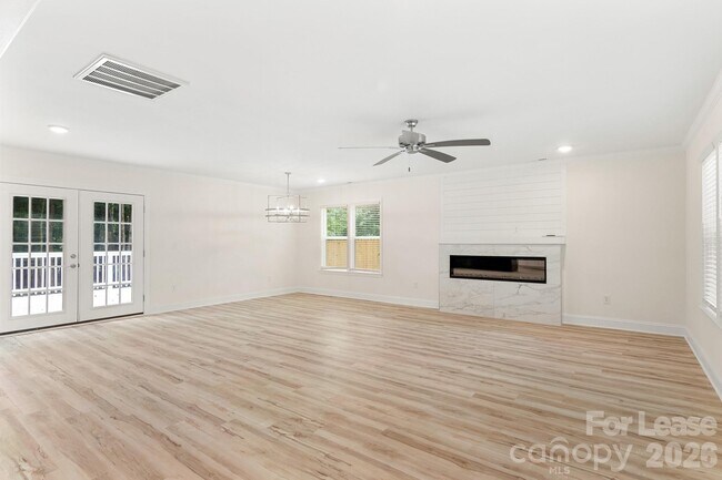 Foto del edificio - 116 Maple Grove Church Rd