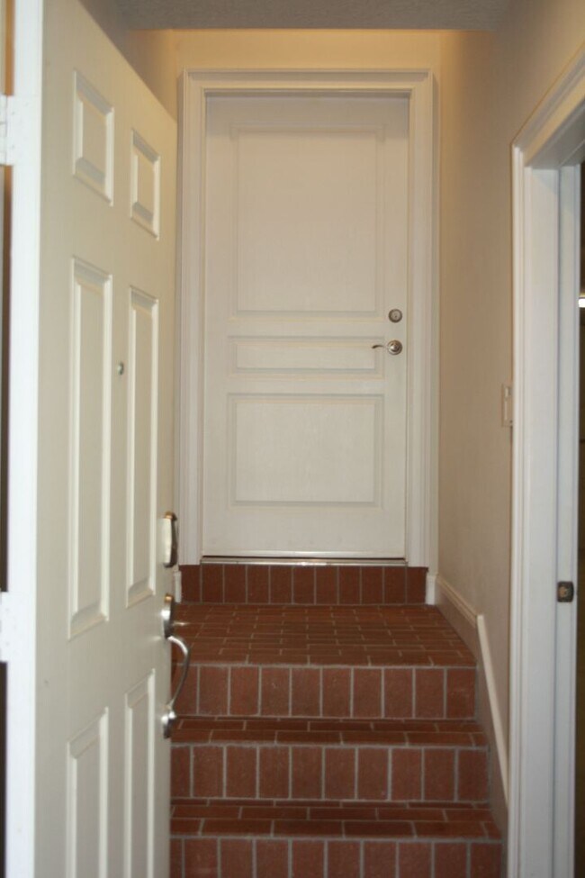 Foto del edificio - Price reduced! Beautiful Townhome in Pelic...