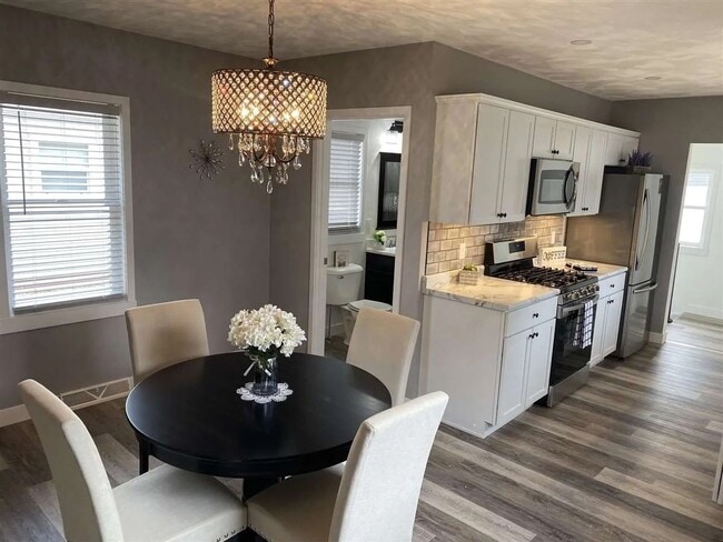 Building Photo - Cute 2-bedroom home, fenced in backyard wi...