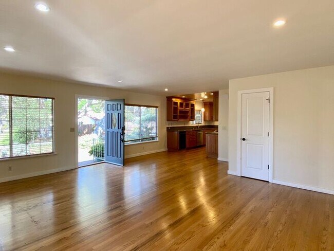 Building Photo - Picture Perfect, Recently Updated 4-bedroo...