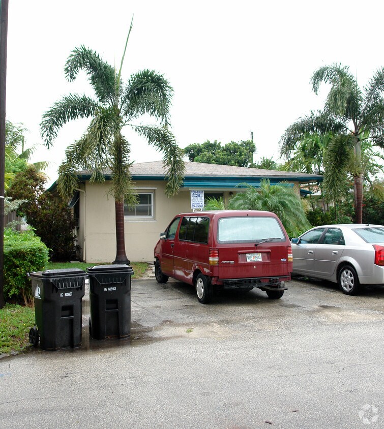 Building Photo - 627 NE 8th Ave