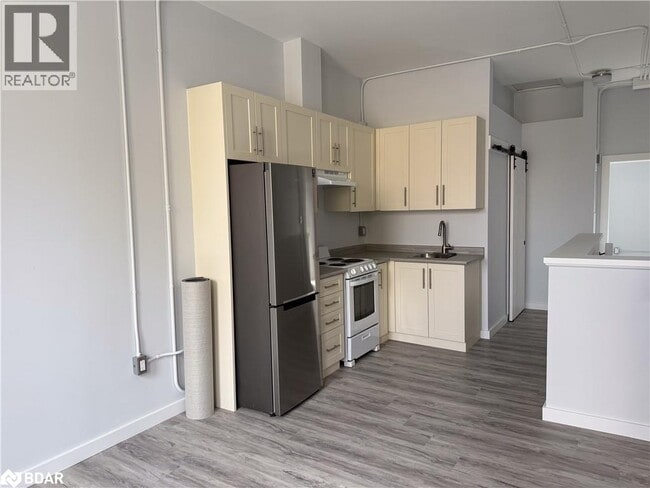 Building Photo - 23 Peter St S