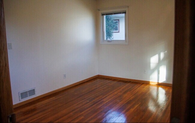 Building Photo - 1932 Carnelian Ln