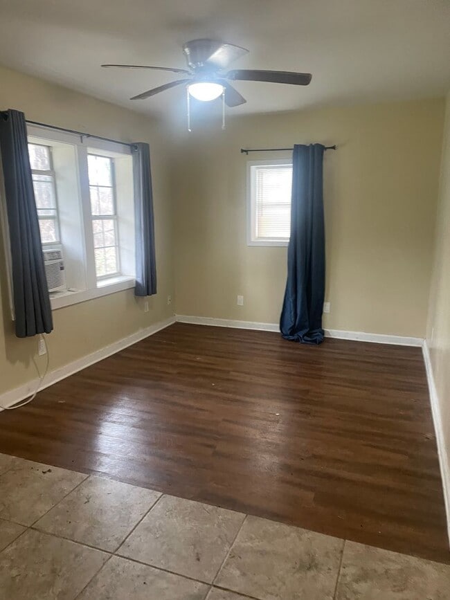 Foto del edificio - Oak Ridge 37830 - 2 bedroom, 1 bath apartment - Contact Lisa Vineyard and Shannon Russell (865) 2...