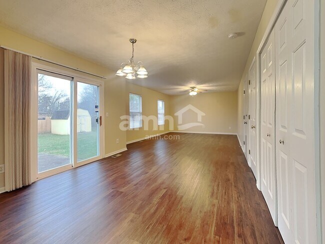 Foto del edificio - 557 Whispering Pines Pl