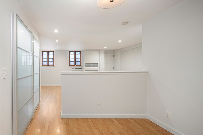 Building Photo - 21 Vandam Street