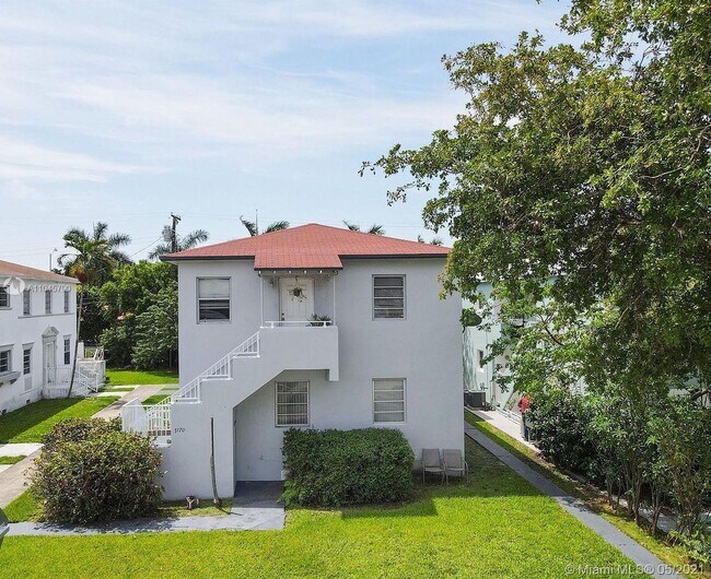Building Photo - 1770 Normandy Dr