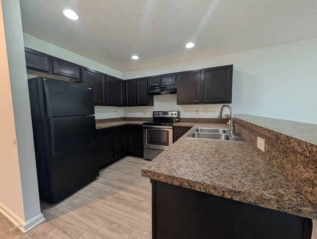 Foto del edificio - NOW AVAILABLE - 3/2 Duplex on this 12 mo Lease - Conveniently located off Lewis Speedway near St ...